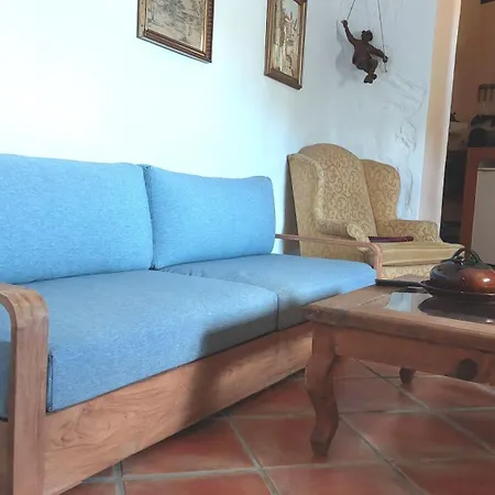 Apartamentos-monasterio-de-san-antonio-rustikales-apartment-mit-kleiner-terrasse-im-innenhof *