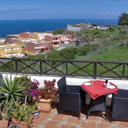 Apartamentos-monasterio-de-san-antonio-rustikales-apartment-mit-kleiner-terrasse-im-innenhof Apartmán