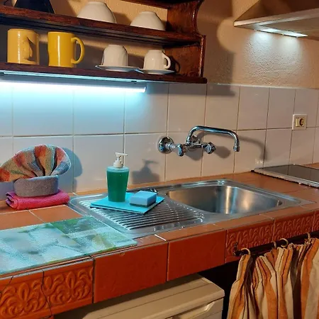 Apartamentos-monasterio-de-san-antonio-rustikales-apartment-mit-kleiner-terrasse-im-innenhof