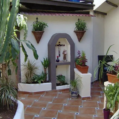 Apartamentos-monasterio-de-san-antonio-rustikales-apartment-mit-kleiner-terrasse-im-innenhof * איקוד דה לוס וינוס