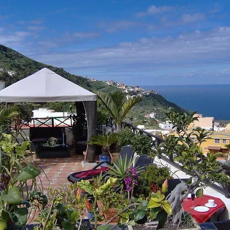 Apartamentos-monasterio-de-san-antonio-rustikales-apartment-mit-kleiner-terrasse-im-innenhof דירה